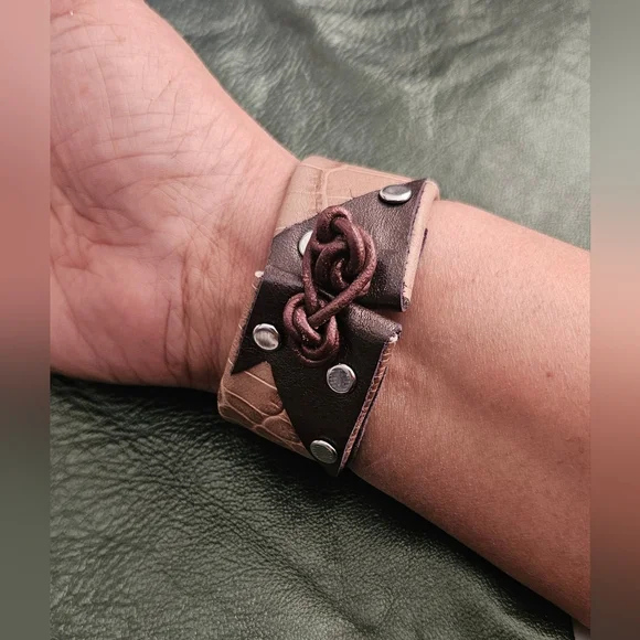 Leather cuff bracelet, brass ring, goldtone spike with leather string closure - Picture 4 of 7